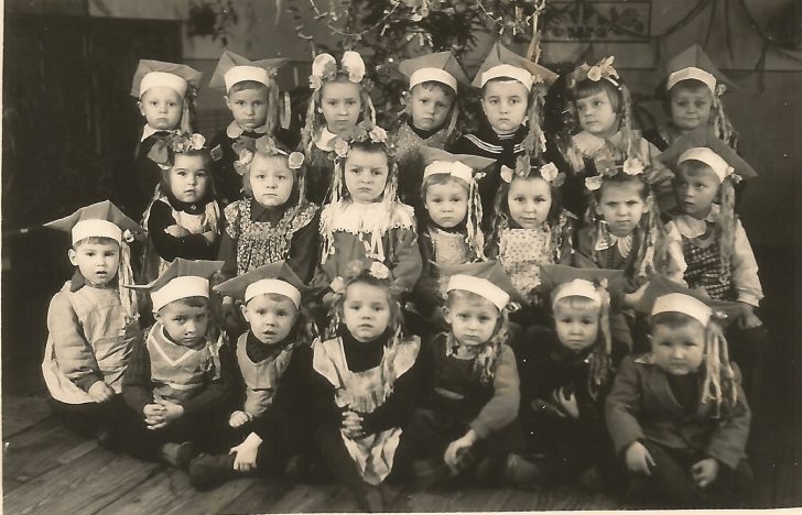 Fotografia z okolic Nasielska. Jej właściciel nic nie wie o osobach na niej występujących. Tradycyjnie już prosimy o kontakt każdego, kto rozpoznaje na zdjęciu siebie lub kogoś ze swych znajomych czy krewnych.